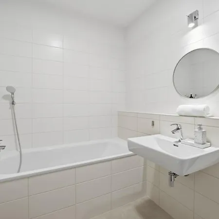 Sunny Minimalist Flat With Balcony * 브라티슬라바
