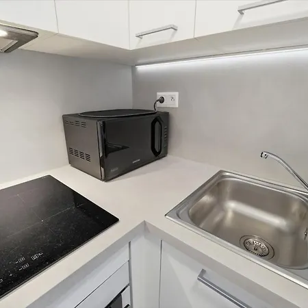 Sunny Minimalist Flat With Balcony Apartmán
