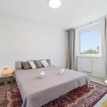 Sunny Minimalist Flat With Balcony 아파트