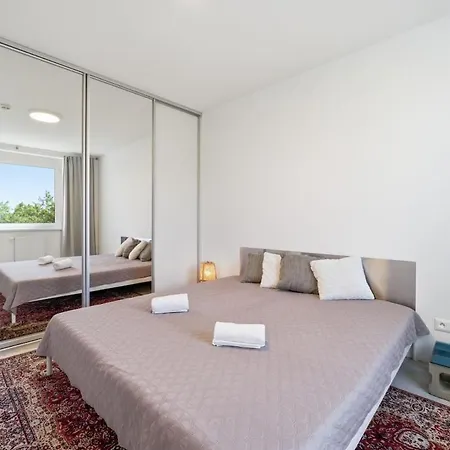 아파트 Sunny Minimalist Flat With Balcony