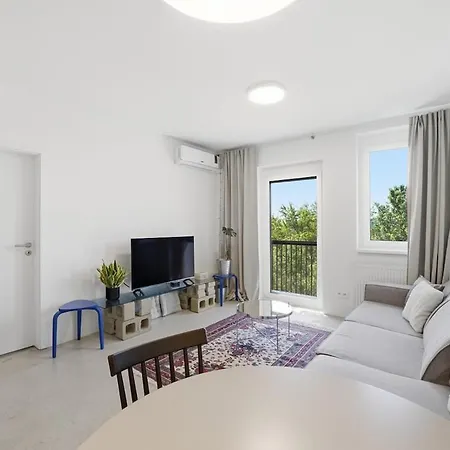 Sunny Minimalist Flat With Balcony 아파트 *