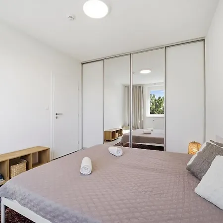 아파트 Sunny Minimalist Flat With Balcony