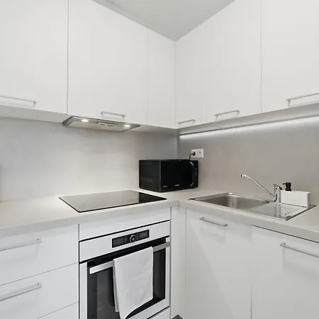 Sunny Minimalist Flat With Balcony 아파트 브라티슬라바