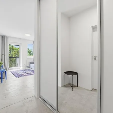 Sunny Minimalist Flat With Balcony