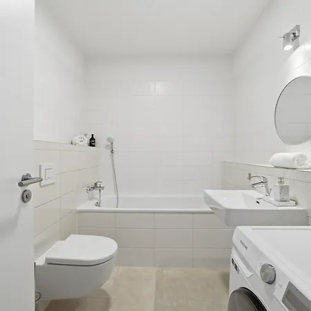 Sunny Minimalist Flat With Balcony 아파트 *