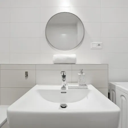 아파트 Sunny Minimalist Flat With Balcony 브라티슬라바