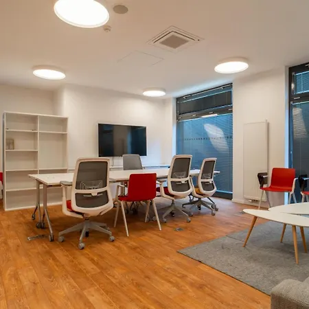 아파트 Sunny Minimalist Flat With Balcony